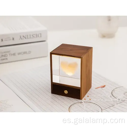Luz de madera encantada con esfera de cristal